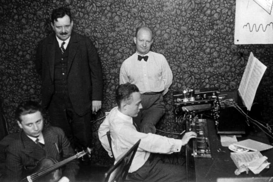 Trautwein (L), Paul Hindemith and Oskar Sala playing the Trautonium. Berlin, c 1933